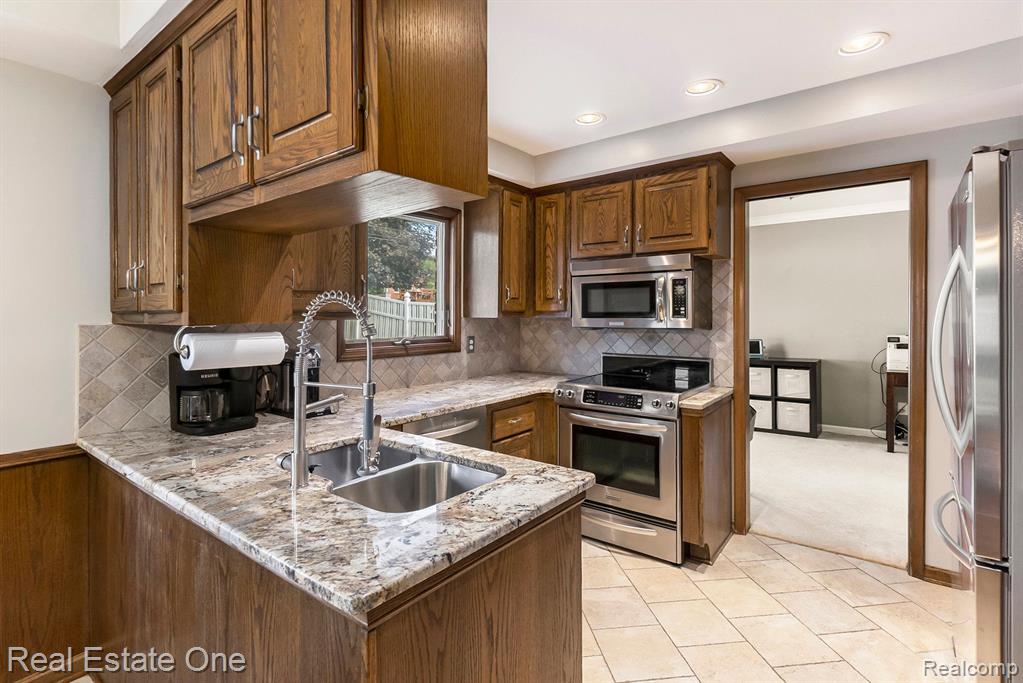 994 HAMPSTEAD Lane, Rochester Hills, MI 48309 — Photo 7