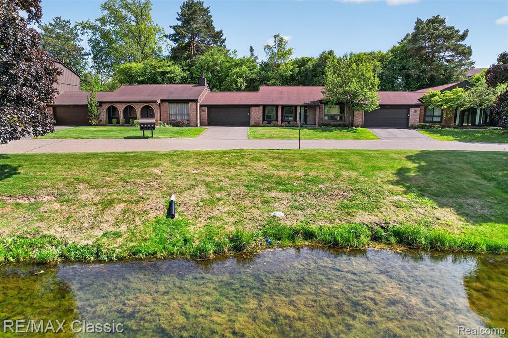 2061 Burgundy Street, West Bloomfield, MI 48323 — Photo 22
