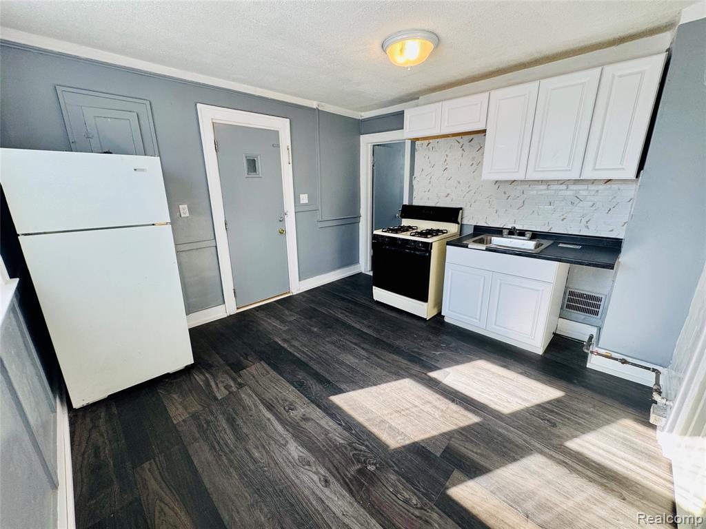 11667 Mitchell Street, Hamtramck, MI 48212 — Photo 16