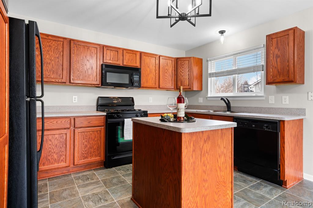 990 Waters Edge Lane, Fenton, MI 48430 — Photo 16