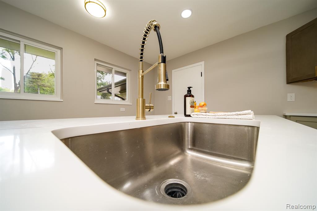 19041 Bungalow Drive, Lathrup Village, MI 48076 — Photo 28