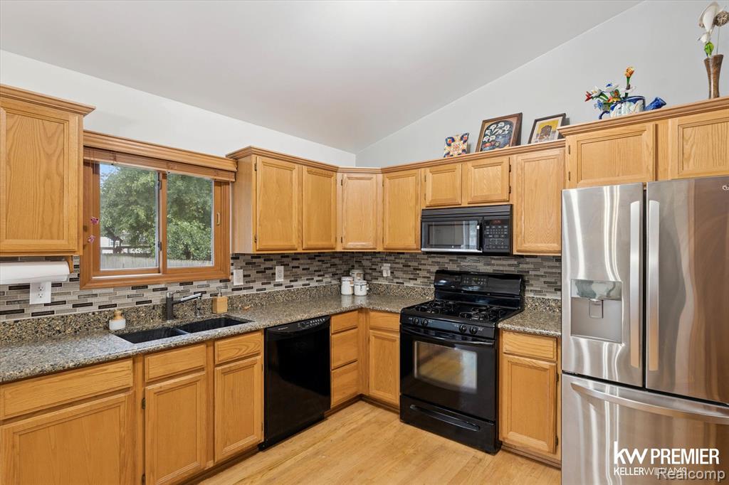 6421 Prairie Lawn Drive, Waterford, MI 48329 — Photo 11