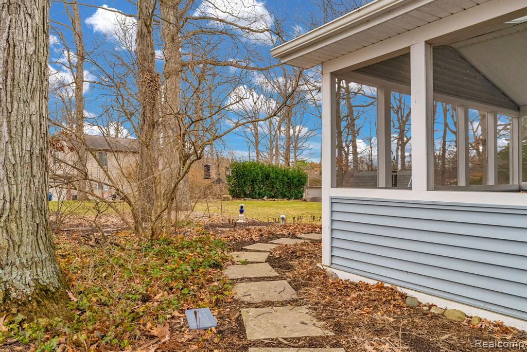 8482 BELLE BLUFF Drive, Grand Blanc, MI 48439 — Photo 58