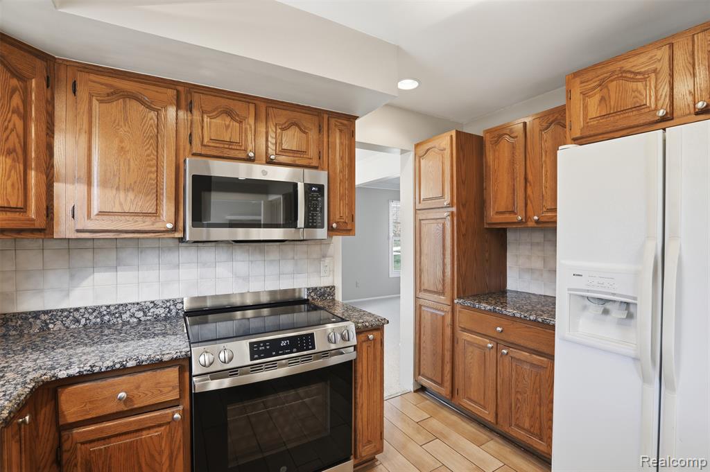 5972 Barnstable Court, West Bloomfield, MI — Photo 16