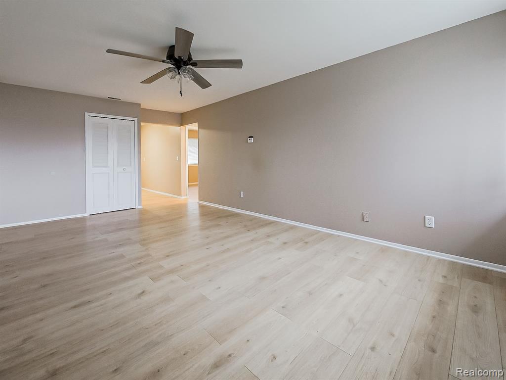 8250 CRESTVIEW Drive, B8, Sterling Heights, MI 48312 — Photo 4