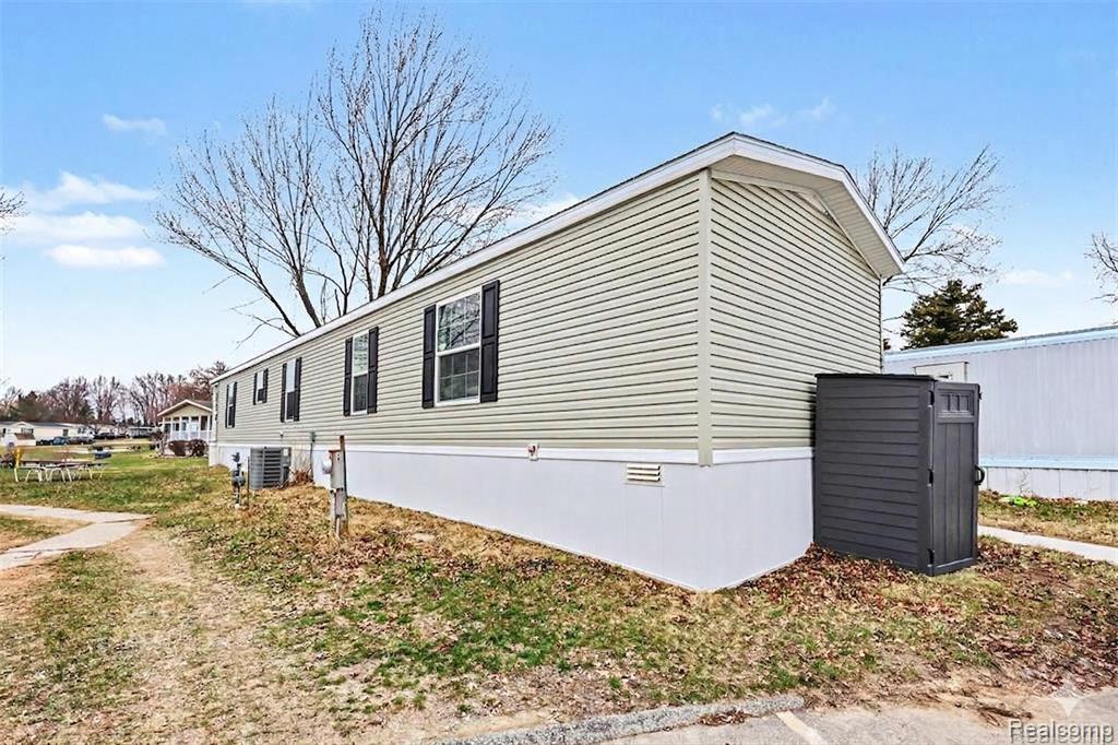 49611 Au Lac Dr E, Chesterfield, MI — Photo 11