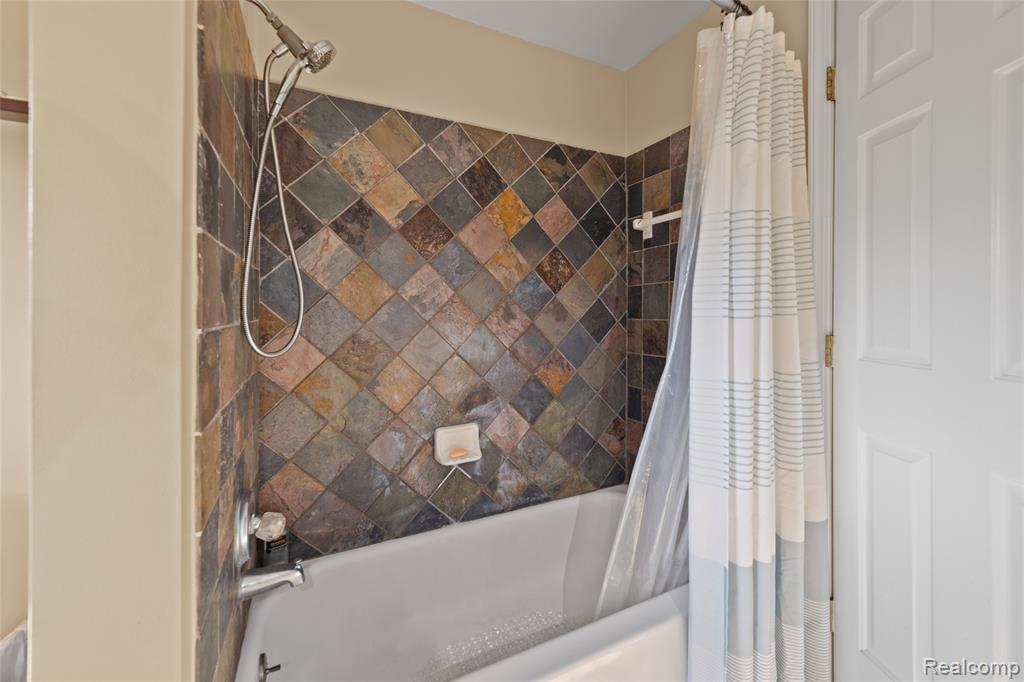 676 Sheffield Road, Auburn Hills, MI 48326 — Photo 18