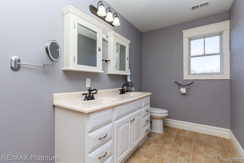 536 N CEDAR Road, Fowlerville, MI 48836 — Photo 28