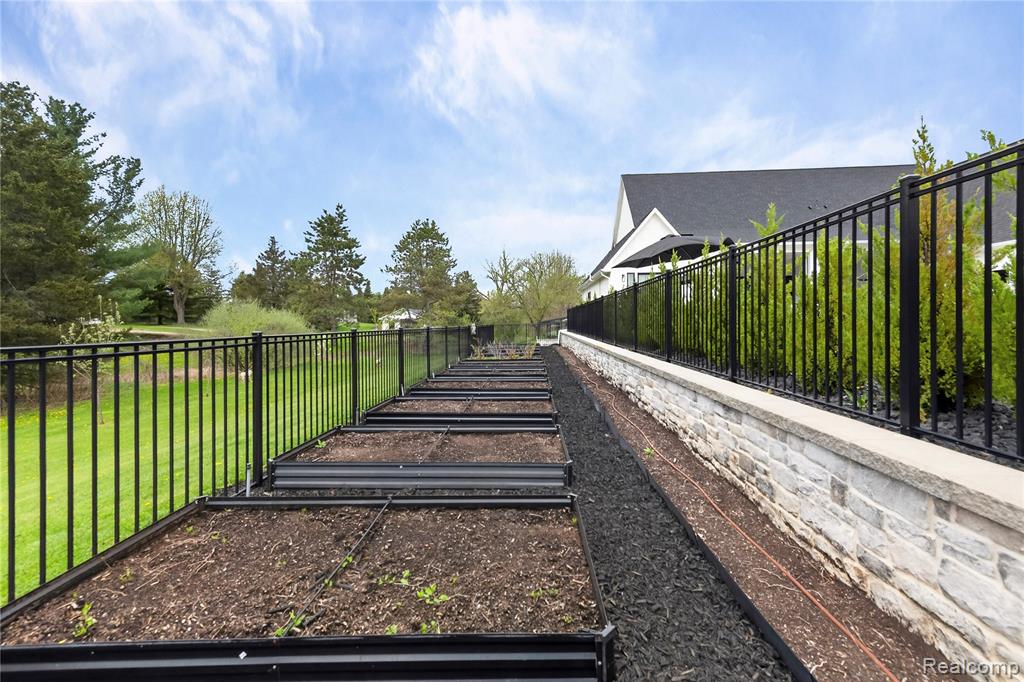 8439 Holcomb Road, Clarkston, MI 48348 — Photo 13