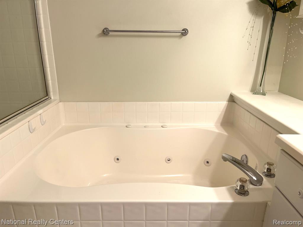 28071 CARLTON WAY Drive, Novi, MI 48377 — Photo 33
