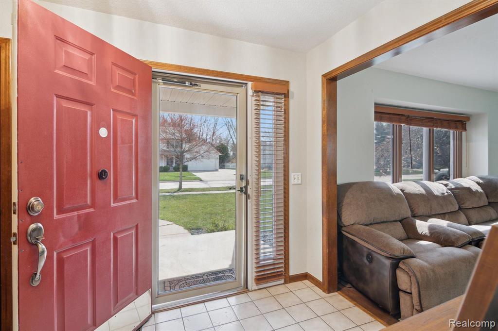 925 DONNALEE Drive, Monroe, MI 48162 — Photo 6