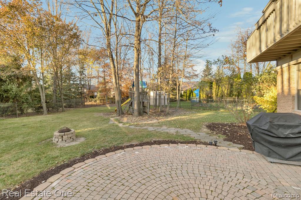 43581 NAVES Court, Clinton Twp, MI 48038 — Photo 48