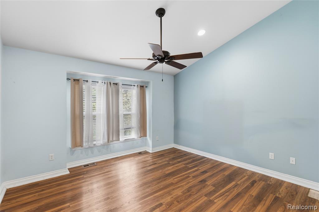 1130 Creekside Court, Burton, MI 48509 — Photo 11