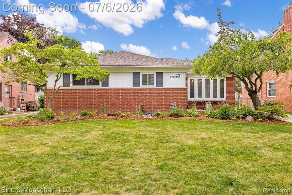 977 ROSLYN Road, Grosse Pointe Woods, MI 48236