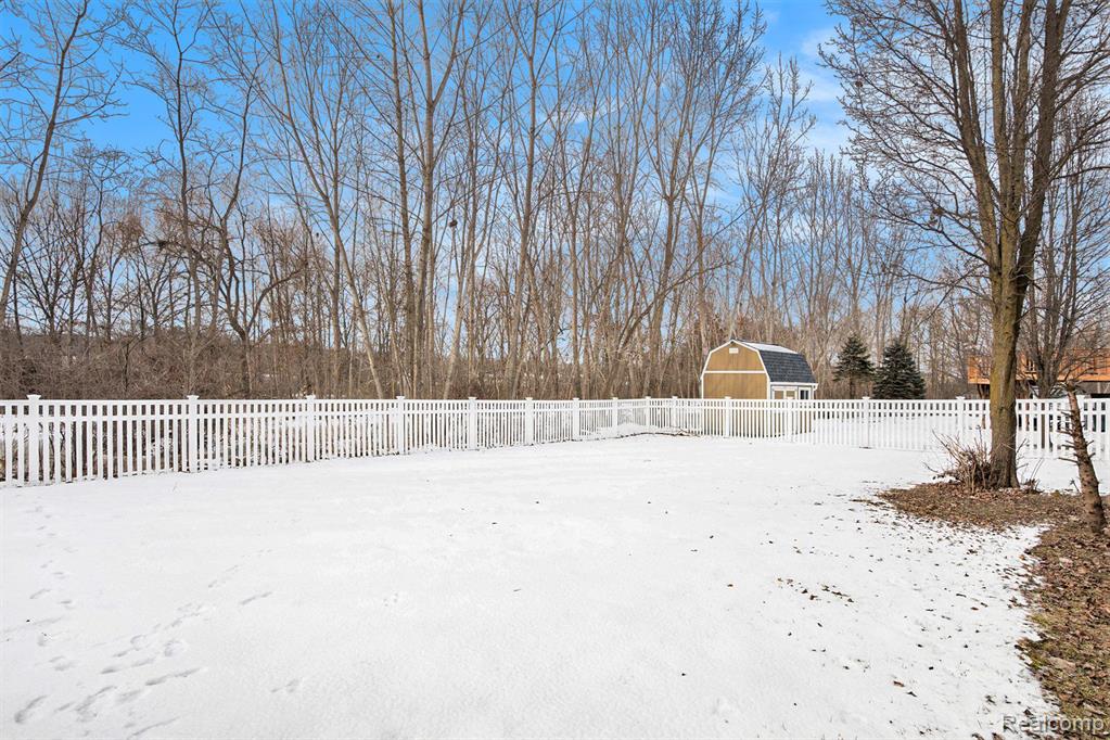 978 WATER VIEW Lane, Fenton, MI 48430 — Photo 17