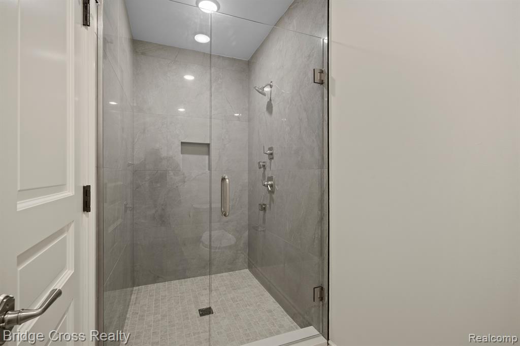 5820 LAKEVIEW Avenue, Orchard Lake Village, MI 48323 — Photo 73