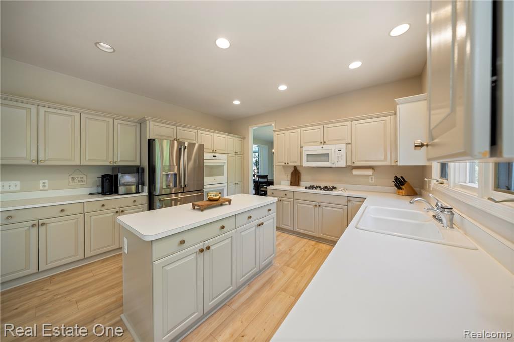 6210 Orchard Woods Drive, West Bloomfield, MI 48324 — Photo 18