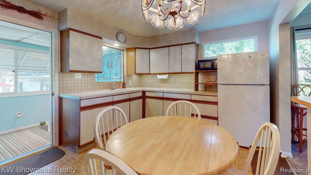 574 YOUNG Road, White Lake, MI 48383 — Photo 15
