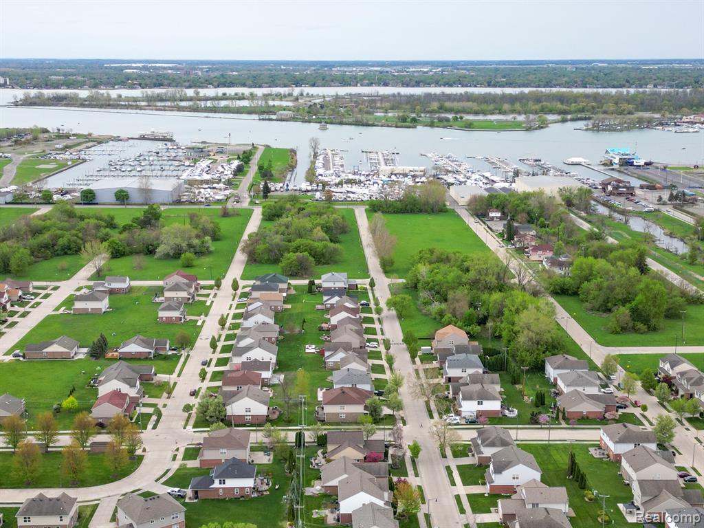 2170 MONTCLAIR Street, Detroit, MI 48214 — Photo 39