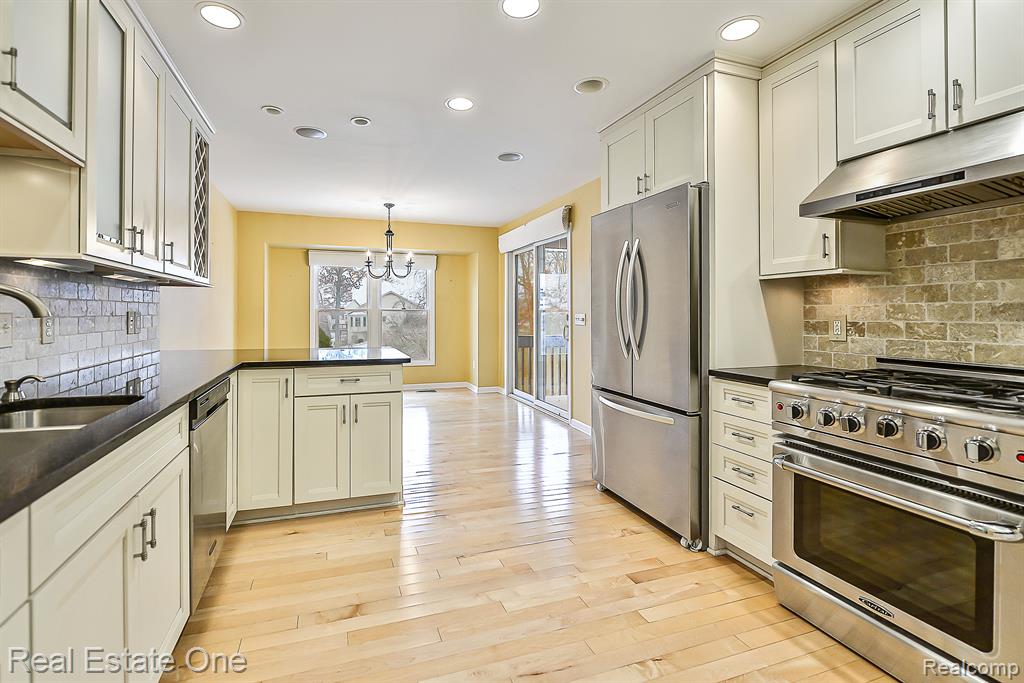 941 PERSIMMON Drive, Brighton, MI 48116 — Photo 18