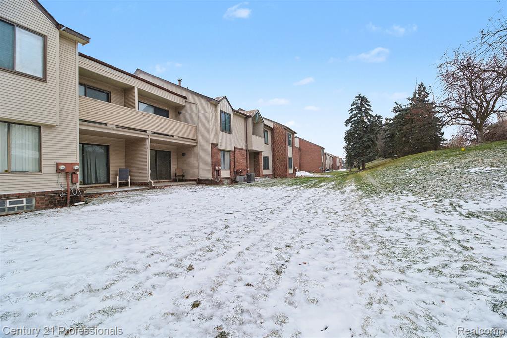 6680 Ridgefield Circle, 102, West Bloomfield, MI — Photo 21