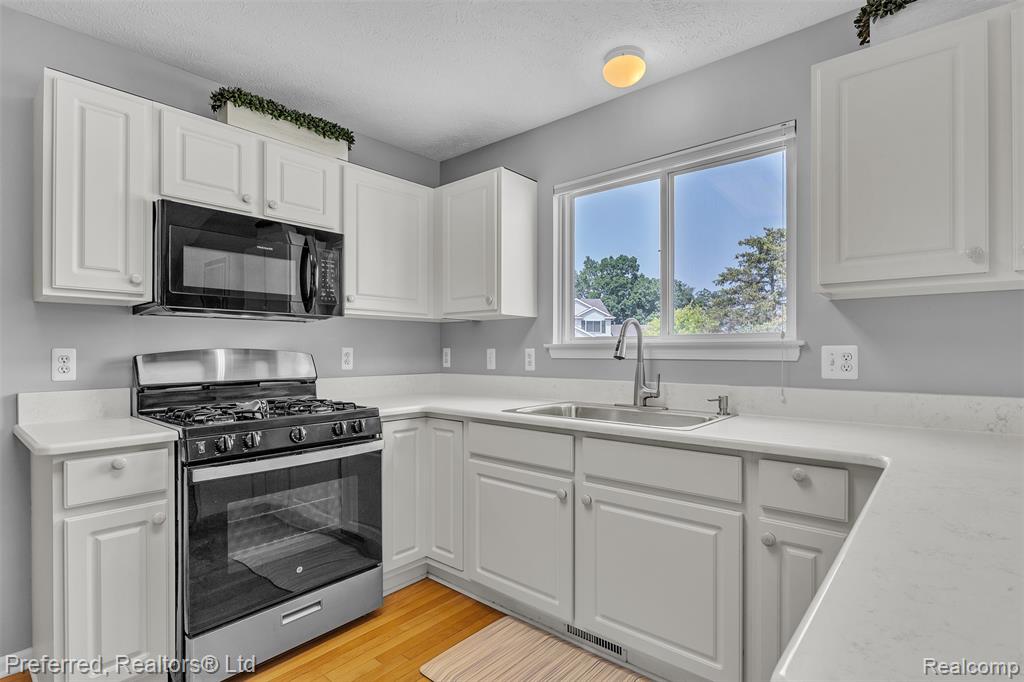 77 Sedum, Howell, MI 48843 — Photo 20