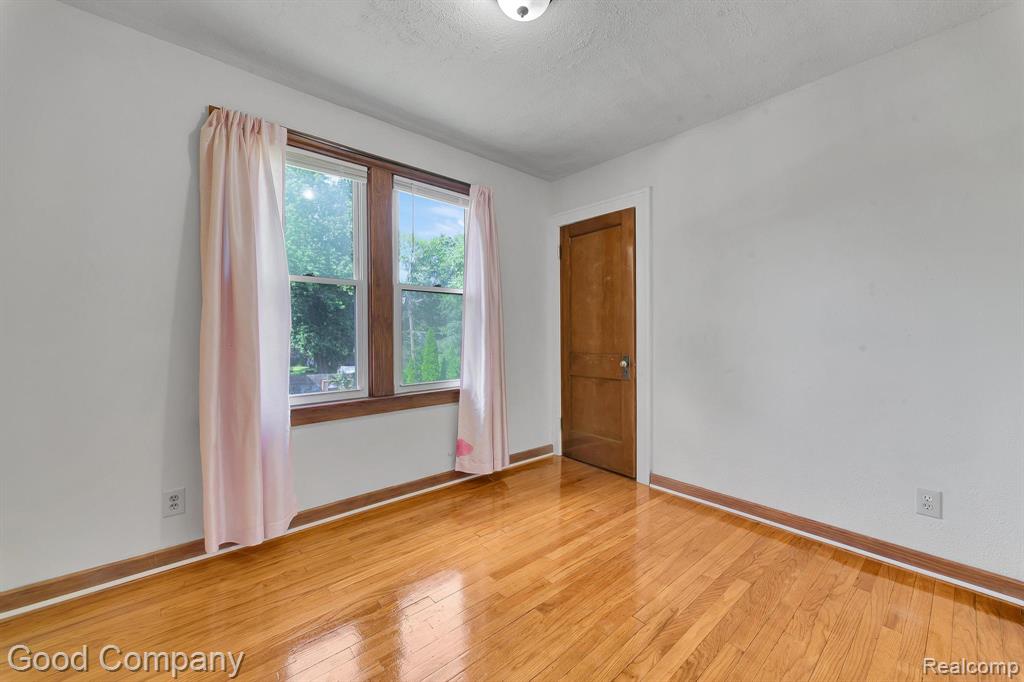 21516 Oxford Avenue, Farmington, MI 48336 — Photo 17