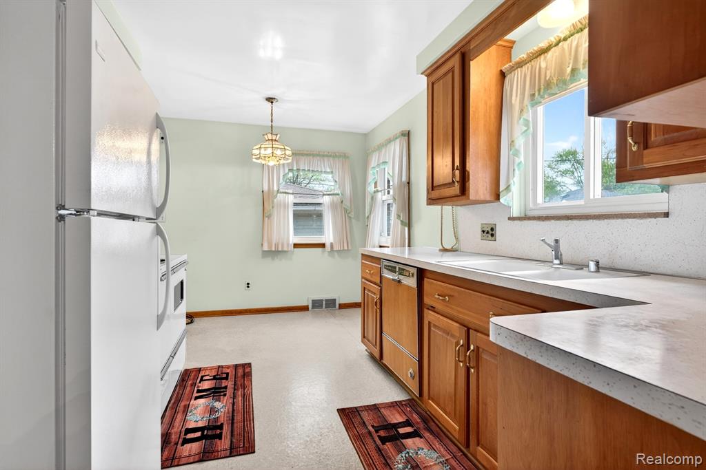 8300 Kinmore Street, Dearborn Heights, MI 48127 — Photo 8