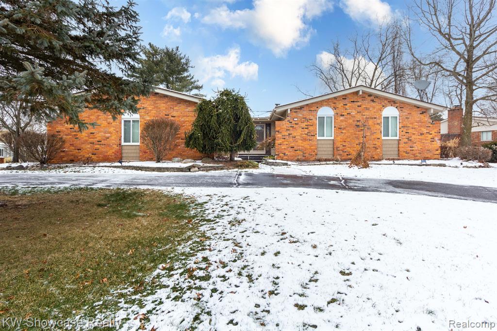 7339 ELLINGROVE Drive, White Lake, MI 48383 — front exterior