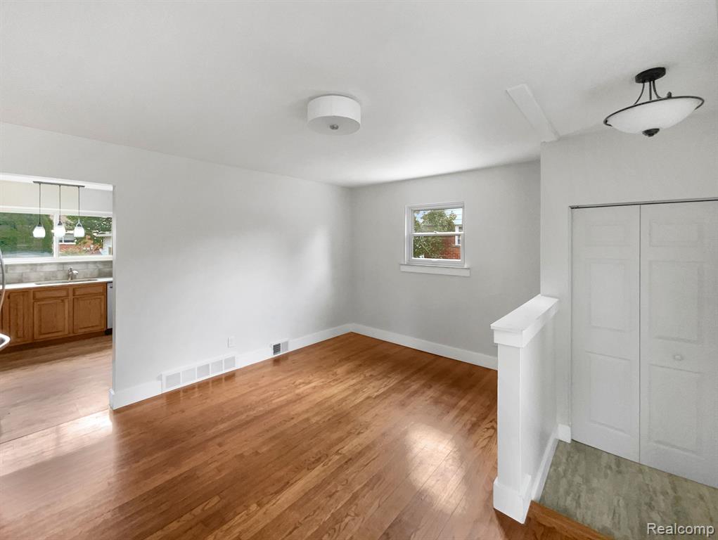 6842 APACHE Trail, Westland, MI — Photo 10