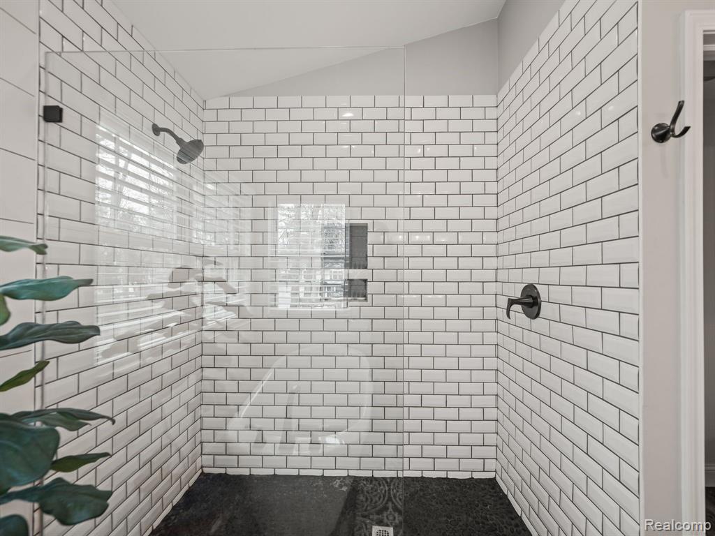 6037 Pine Needle Court, Clarkston, MI — Photo 19