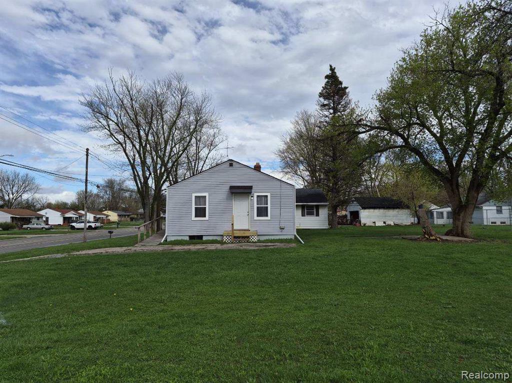 1233 W Coldwater Road, Flint, MI 48505 — Photo 3