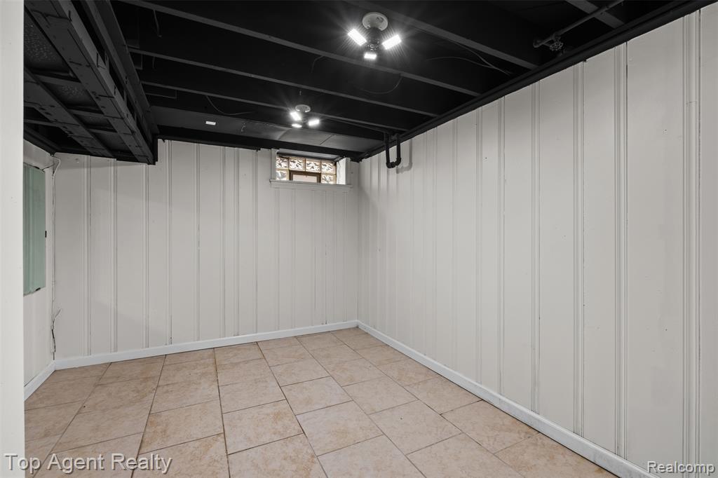 24300 Seneca Street, Oak Park, MI 48237 — Photo 32