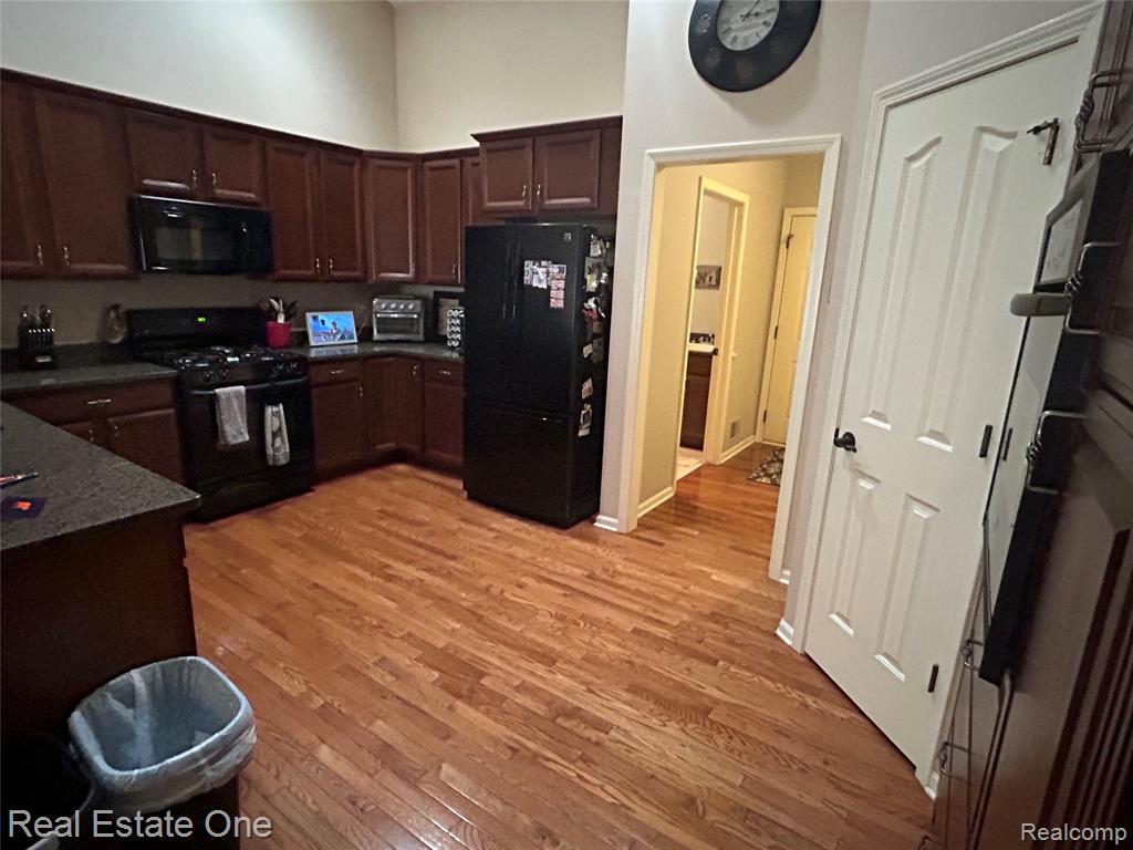 748 KNOLLS LANDING Drive, Milford, MI 48381 — Photo 23