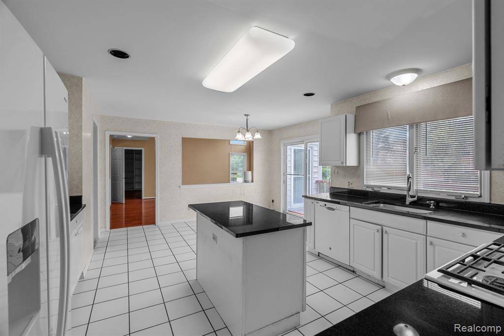 45419 GLENGARRY Boulevard, Canton, MI 48188 — Photo 18