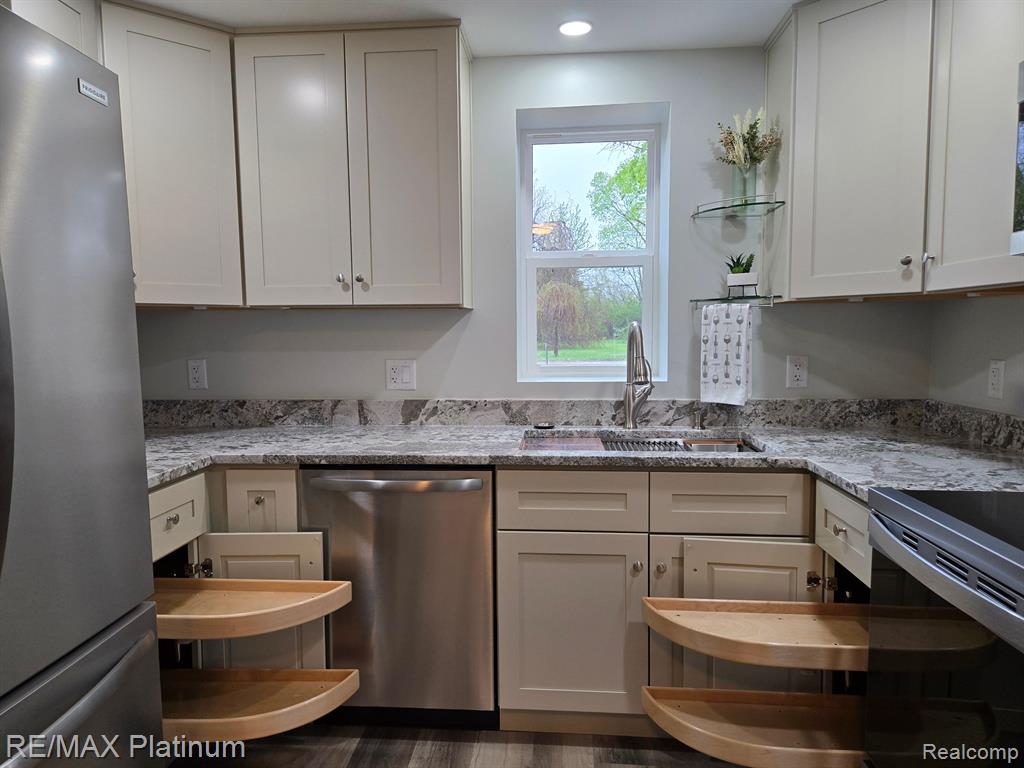 43680 BURTRIG Road, Belleville, MI 48111 — Photo 13