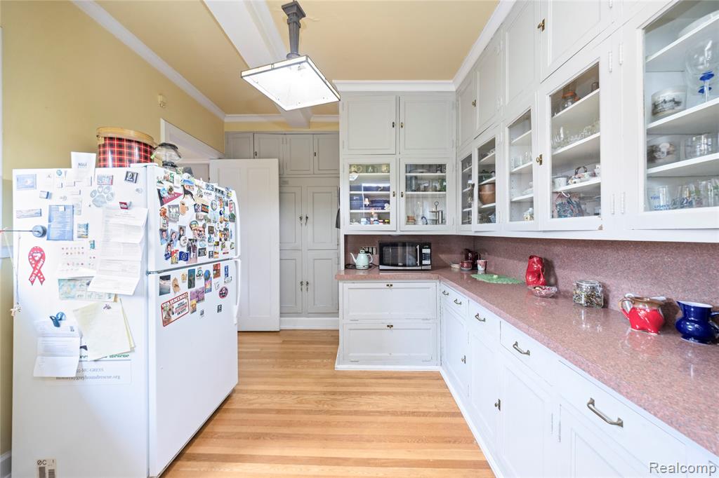 2475 Iroquois Street, Detroit, MI 48214 — Photo 30