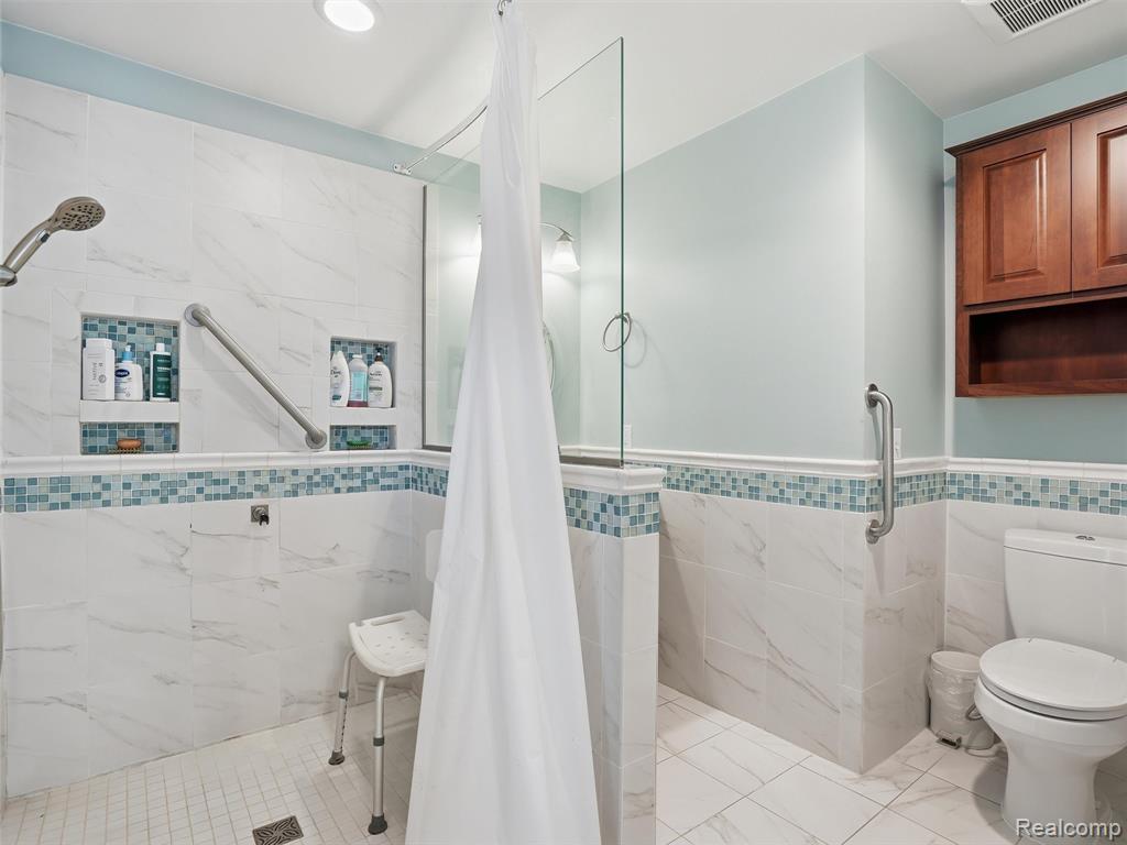 5800 Naneva Court, West Bloomfield, MI — Photo 33