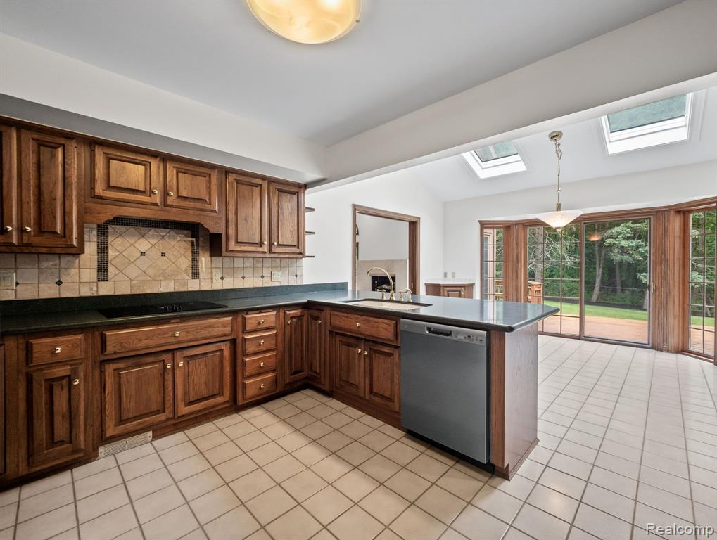 4932 SUSANS Way, Bloomfield Hills, MI 48302 — Photo 13
