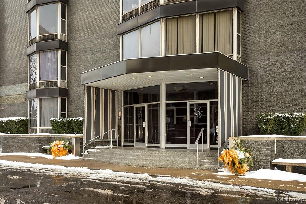8200 E JEFFERSON Avenue, 1811, Detroit, MI 48214 — Photo 3