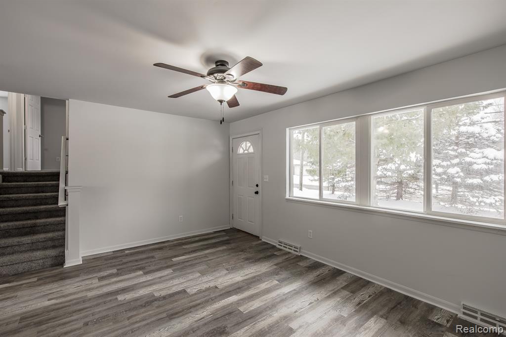 6445 Pontiac Lake Road, Waterford, MI 48327 — Photo 19