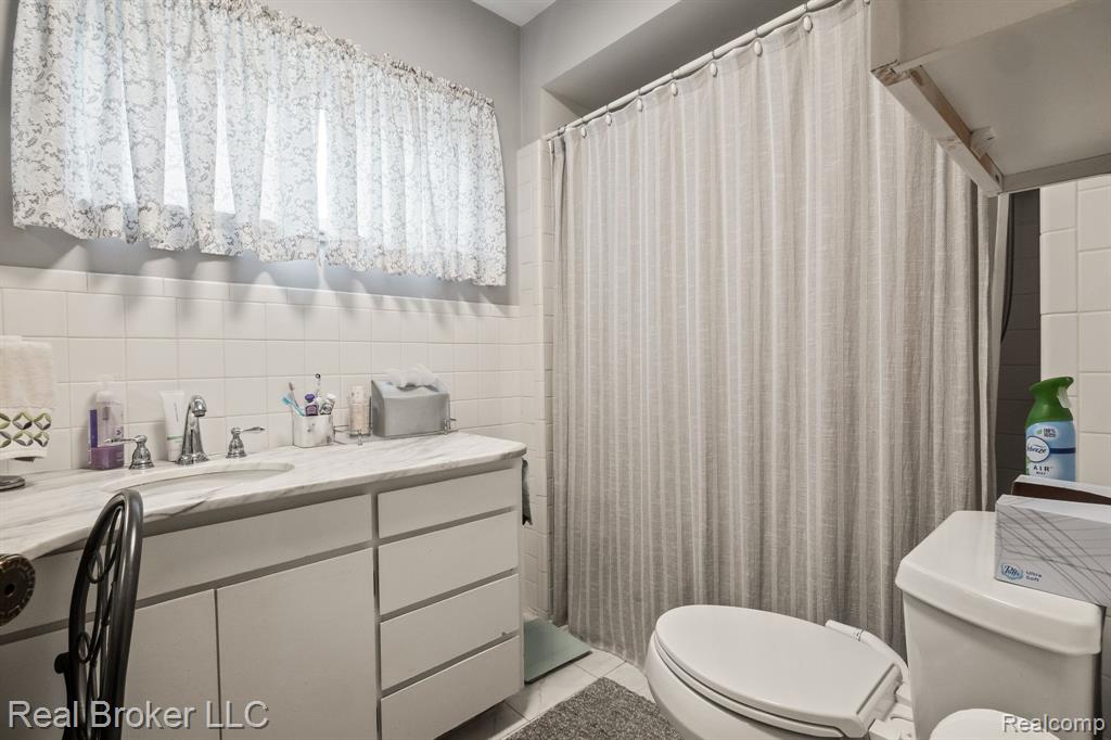 6110 WHITEFIELD Street, Dearborn Heights, MI 48127 — Photo 9