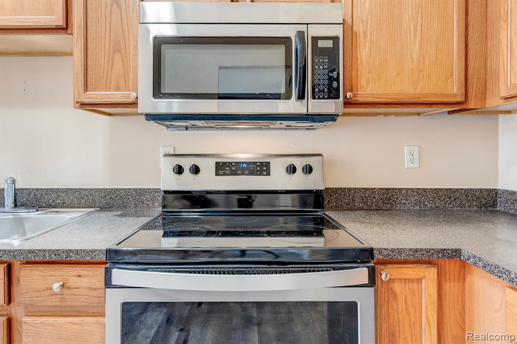 41211 N MAPLEWOOD Drive, Canton, MI 48187 — Photo 18