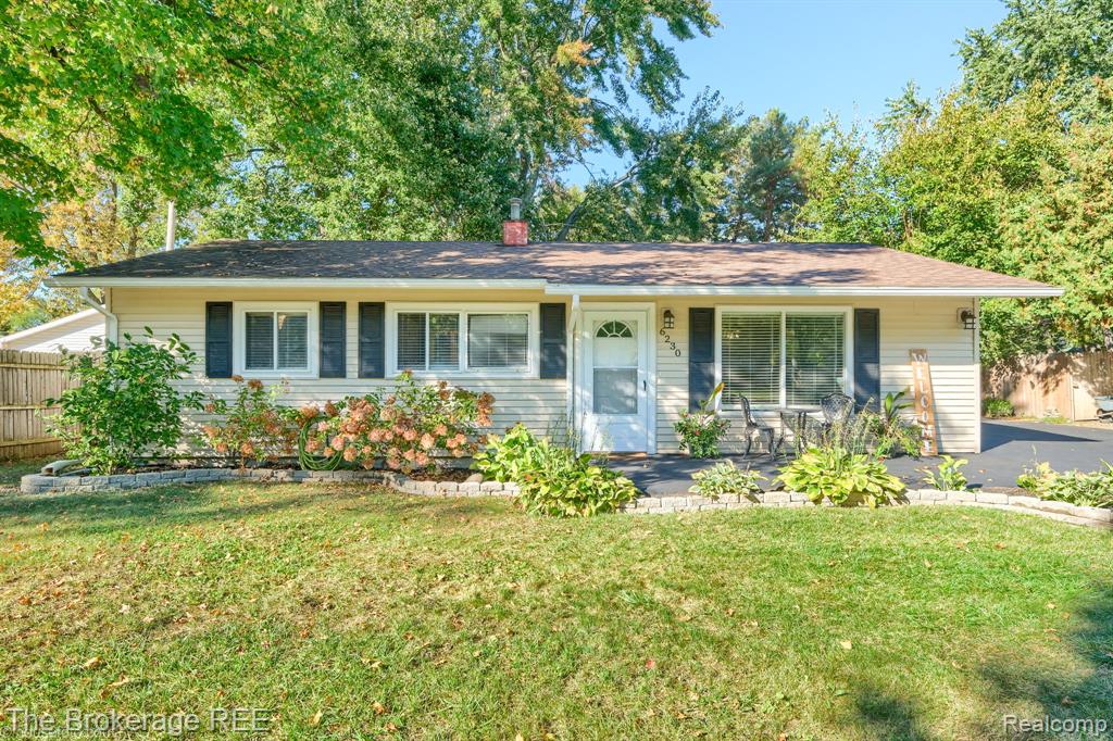 6230 Woodsdale Drive, Grand Blanc, MI 48439 — Photo 3