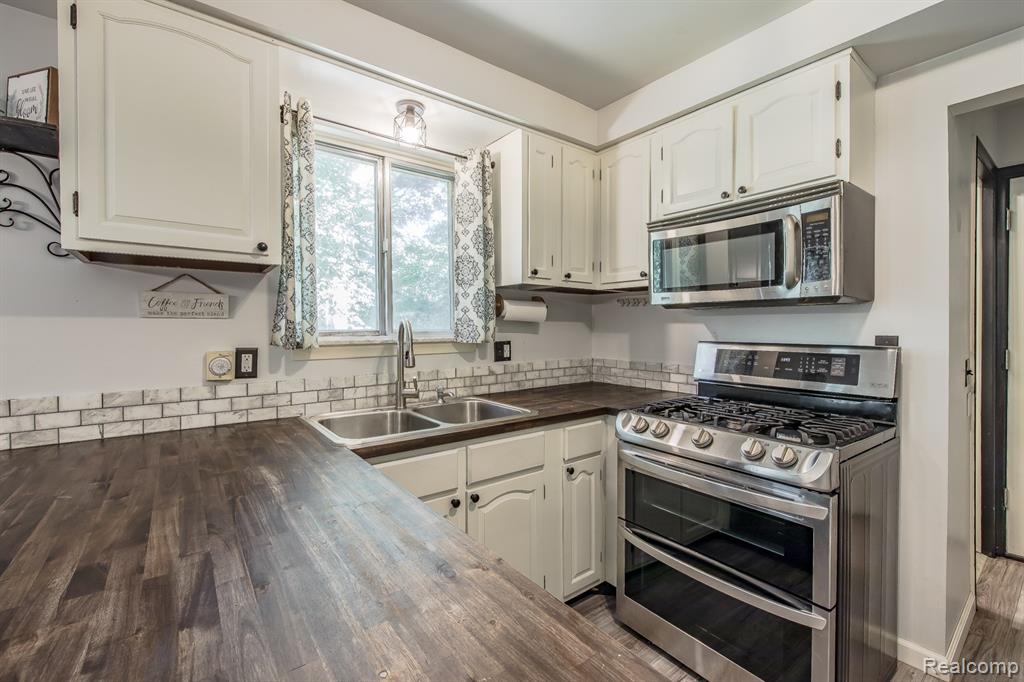8410 Elizabeth Lake Road, White Lake, MI — Photo 17