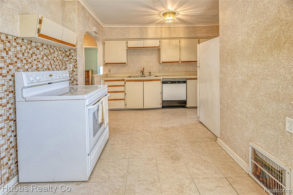 5305 Lapeer Road, Burton, MI 48509 — Photo 17