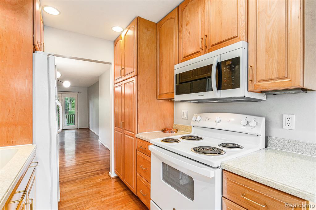 1090 Greenhills Drive, Ann Arbor, MI 48105 — Photo 7