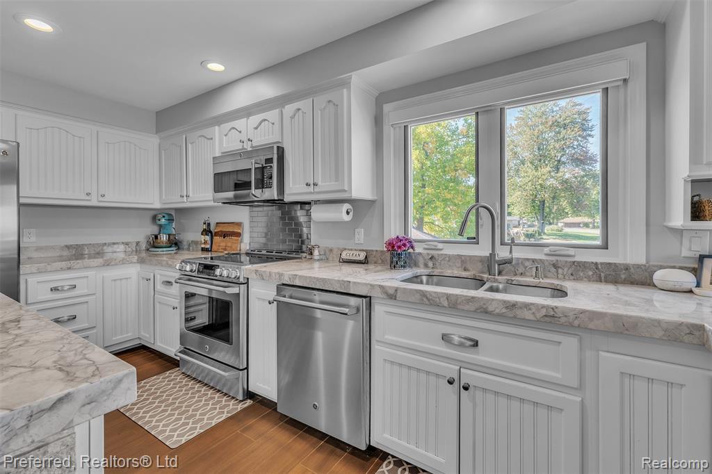 7660 Maceday Lake Road, Waterford, MI 48329 — Photo 30