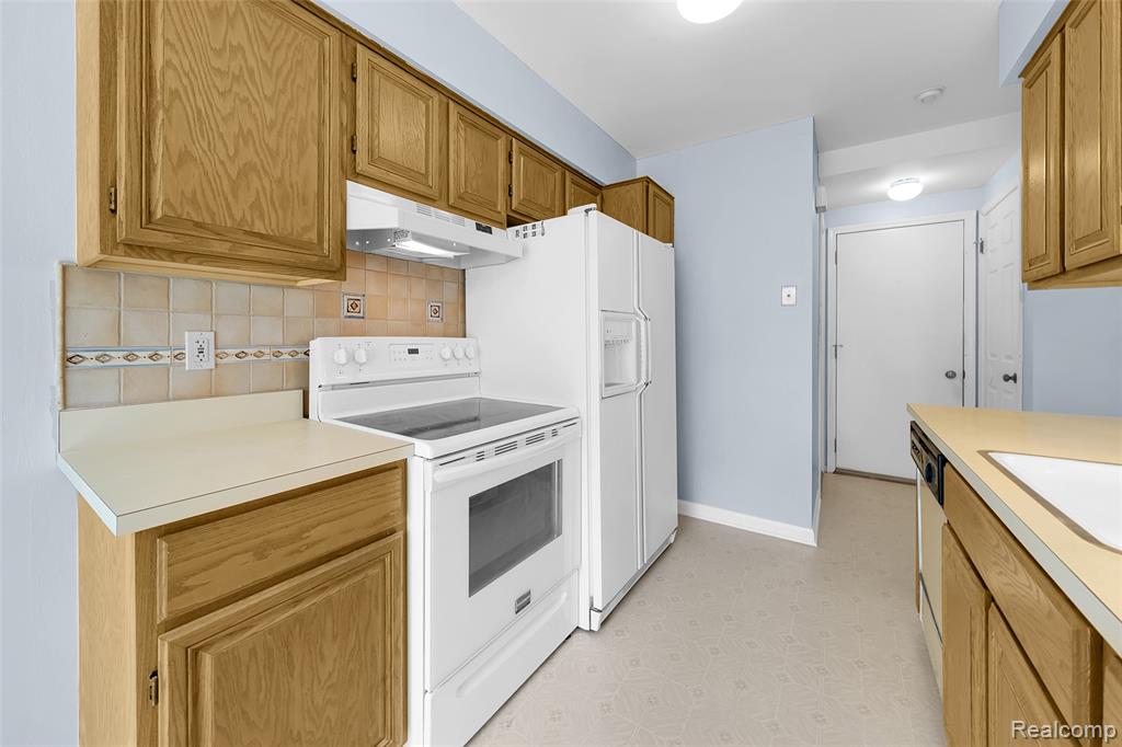7613 Woodview Drive, 46, Waterford, MI 48327 — Photo 4