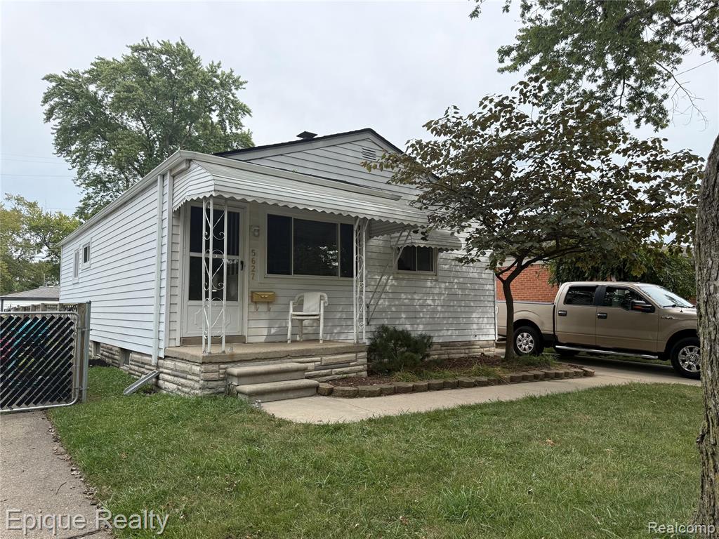 5627 Clippert Street, Dearborn Heights, MI 48125